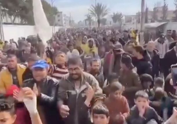 'Netanyahu y Sinwar, queremos un alto el fuego': Decenas de personas protestan contra la guerra en Khan Younis