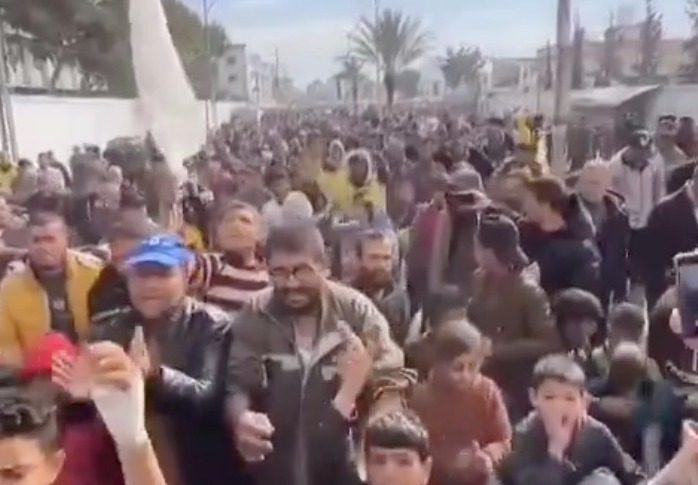 'Netanyahu y Sinwar, queremos un alto el fuego': Decenas de personas protestan contra la guerra en Khan Younis
