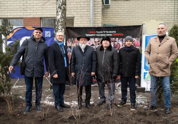 Radio Jai-En Kiev plantaron el "jardín de la esperanza" para los secuestrados en Gaza