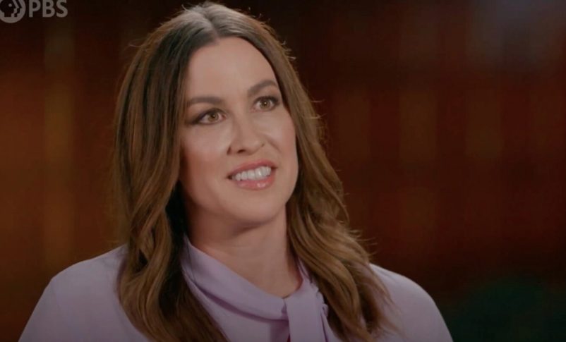Radio jai: La estrella de rock Alanis Morissette descubre la historia del Holocausto de su familia en 'Finding Your Roots' de PBS