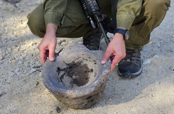 Radio Jai:adio Jai: Arqueólogo en servicio de reserva cerca de Gaza encuentra un antiguo mortero para moler grano