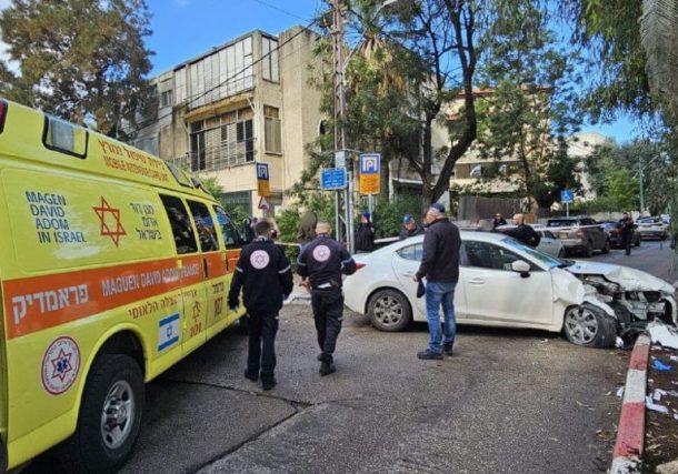 Radio Jai: Soldado de las FDI gravemente herido en Haifa embestido por un terrorista con un hacha