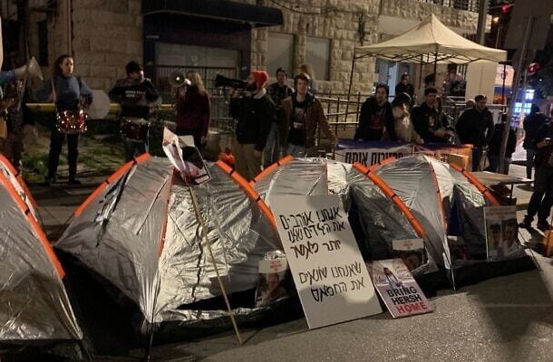 Radio Jai:Las familias de los rehenes levantan tiendas de campaña frente a la casa privada del primer ministro y exigen un acuerdo inmediato