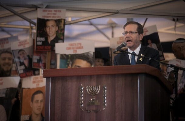 Radio Jai:Herzog interrumpido por los manifestantes mientras insta al "mundo entero" a ayudar a traer a los rehenes a casa