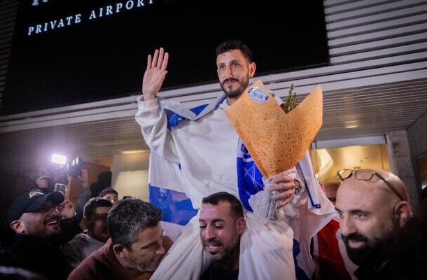 Radio Jai:La estrella del fútbol israelí regresa a casa después de que Turquía lo detuviera por hacer un gesto a los rehenes