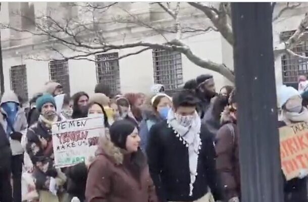 Radio Jai: Cientos de personas convocan a una intifada y saludan a los hutíes en una protesta antiisraelí en la Universidad de Columbia