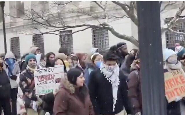 Radio Jai: Cientos de personas convocan a una intifada y saludan a los hutíes en una protesta antiisraelí en la Universidad de Columbia
