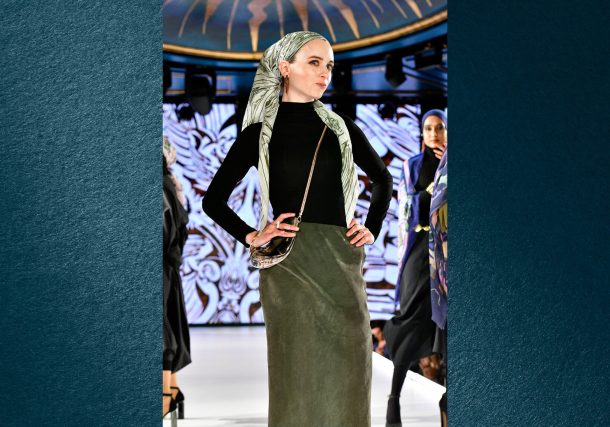 Radio Jai- Un diseñador de moda ortodoxo estrena una colección de bufandas coloridas en la Semana de la Moda de Nueva York