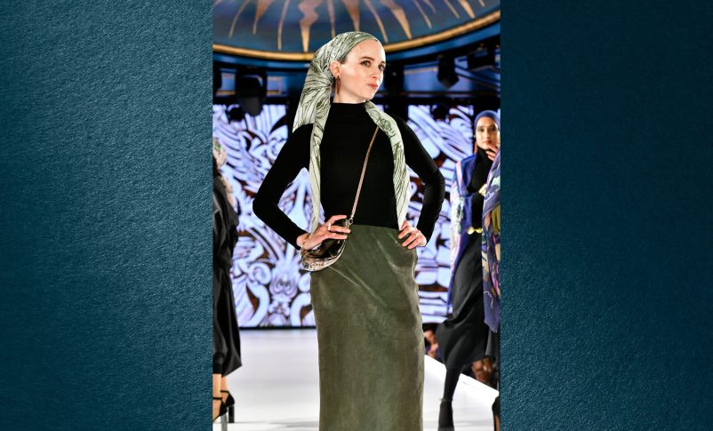 Radio Jai- Un diseñador de moda ortodoxo estrena una colección de bufandas coloridas en la Semana de la Moda de Nueva York