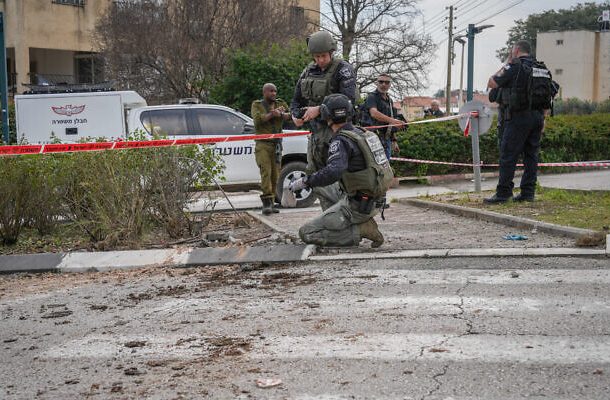 Radio Jai: Una mujer y su hijo adolescente resultan gravemente heridos en el ataque con cohetes de Hezbolá contra Kiryat Shmona