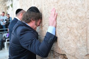 Radio Jai:Con lágrimas de emoción Javier Milei rezó en el Muro de los Lamentos y fue recibido por el presidente Isaac Herzog
