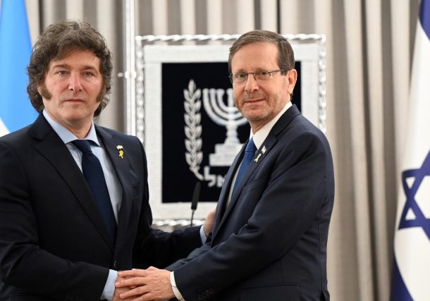 Radio Jai:"El pueblo judío y el Estado de Israel siempre recordarán quiénes estuvieron a nuestro lado en estos tiempos terribles. Y usted es, claramente, uno de los líderes más importantes que dijo presente y está aquí con nosotros hoy. Gracias y que Dios lo bendiga" Isaac Herzog