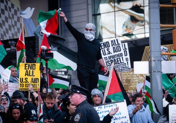 Radio Jai:Las donaciones a los principales grupos pro palestinos pasan a través de esta pequeña organización benéfica de Nueva York presidida por un judío antisionista.