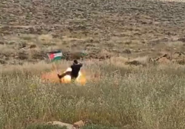 Radio Jai: Un reservista de las FDI patea la bandera palestina y activa una trampa terrorista explosiva