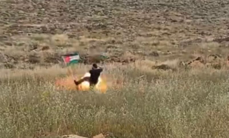 Radio Jai: Un reservista de las FDI patea la bandera palestina y activa una trampa terrorista explosiva
