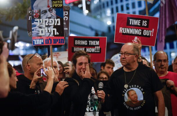 Radio Jai: La hermana de la rehén Shiri Bibas vista en una protesta pidiendo la liberación de los rehenes israelíes retenidos en la Franja de Gaza en las afueras de la base Hakirya en Tel Aviv, el 6 de mayo de 2024. (Chaim Goldberg/Flash90)