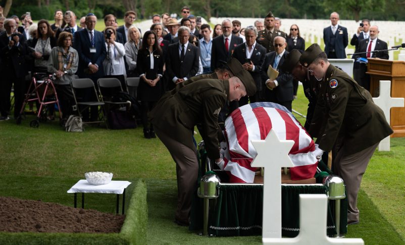 Radio Jai: Después de 80 años en una tumba nazi, el héroe judío estadounidense de la Segunda Guerra Mundial es enterrado nuevamente bajo la Estrella de David