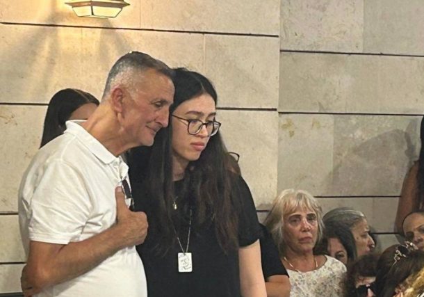 Radio Jai: “Gracias por los 26 años que tuve el privilegio de estar a tu lado” Noa Argamani en el funeral de su madre