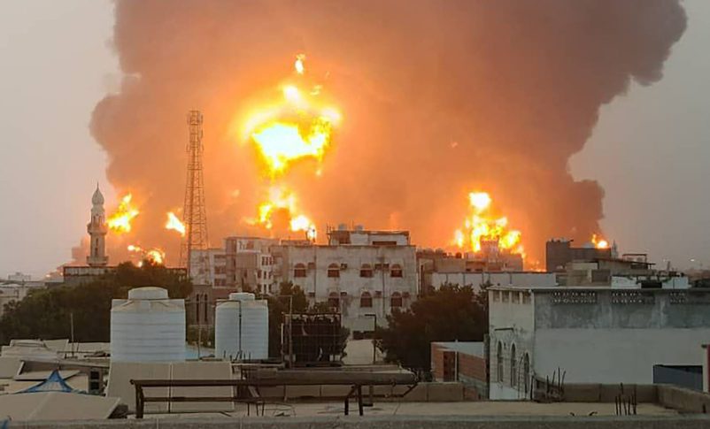 Radio Jai-Israel ataca depósito de combustible y otras instalaciones en el puerto de Hodeida en Yemen