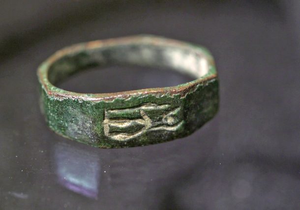 Radio Jai: Un anillo de 1800 años de edad grabado con la diosa de la guerra fue encontrado por un niño en el Monte Carmelo