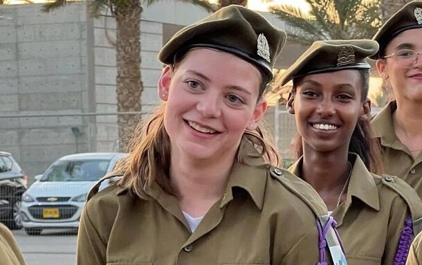 Radio Jai: Fue rehén de Hamas junto a su madre, asesinaron a su padre y cuando los soldados de las FDI la recibieron algo cambió para siempre: Noga Weiss se graduó con honores