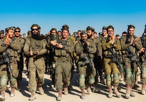 Radio Jai: Cientos de combatientes trayendo un rollo de la Torá en la frontera de la Franja de Gaza.