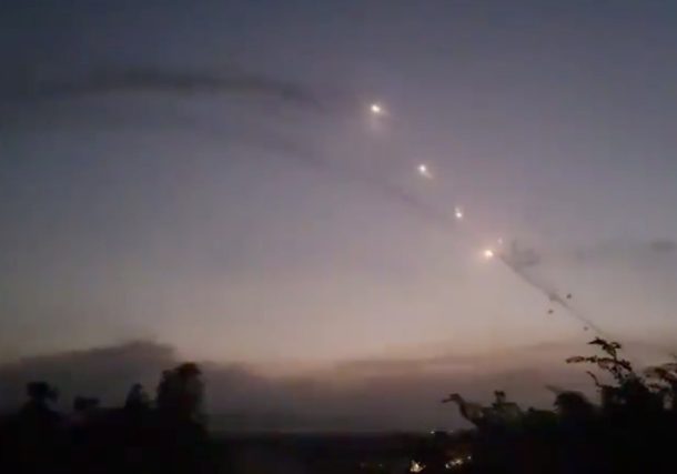 Radio Jai: FDI: 210 cohetes y unos 20 drones fueron lanzados desde el Líbano hacia el norte de Israel