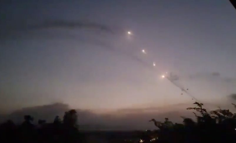 Radio Jai: FDI: 210 cohetes y unos 20 drones fueron lanzados desde el Líbano hacia el norte de Israel