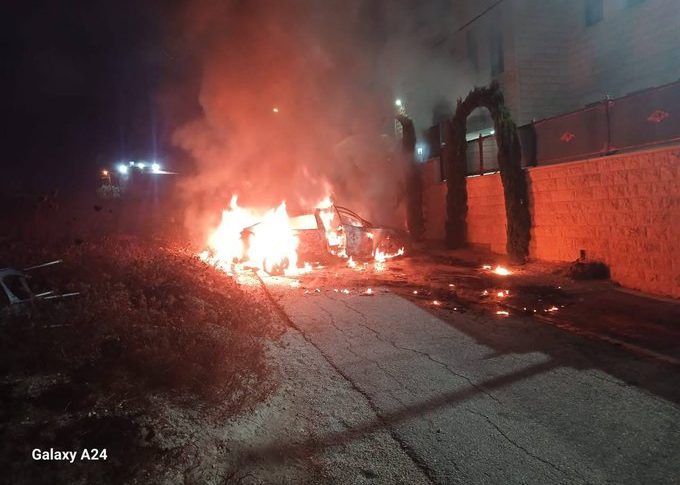 Radio Jai: Decenas de colonos incendian casas y coches en un pueblo palestino de Cisjordania
