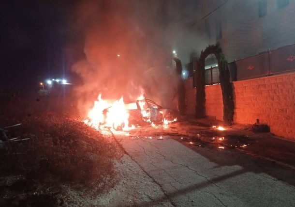 Radio Jai: Decenas de colonos incendian casas y coches en un pueblo palestino de Cisjordania