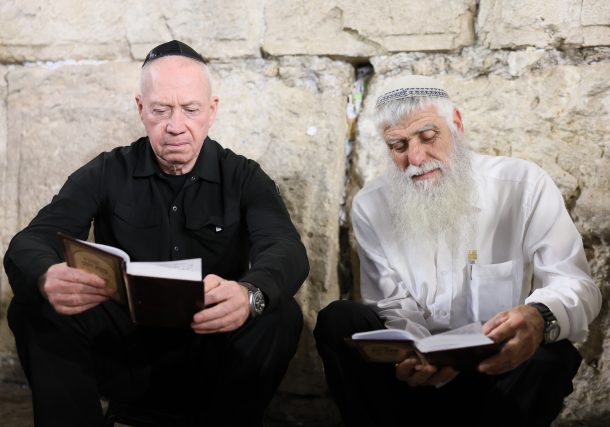 Radio Jai: Miles de personas acuden al Kotel en la noche de Tishá B'Av