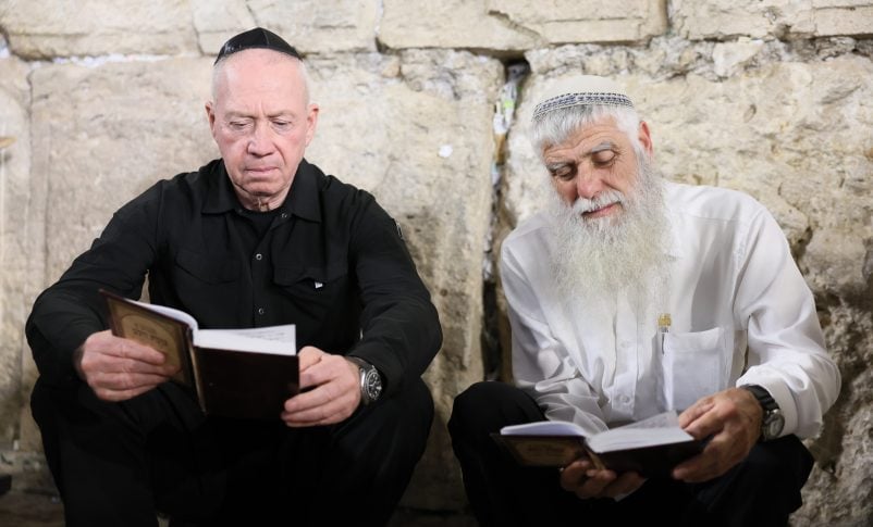 Radio Jai: Miles de personas acuden al Kotel en la noche de Tishá B'Av
