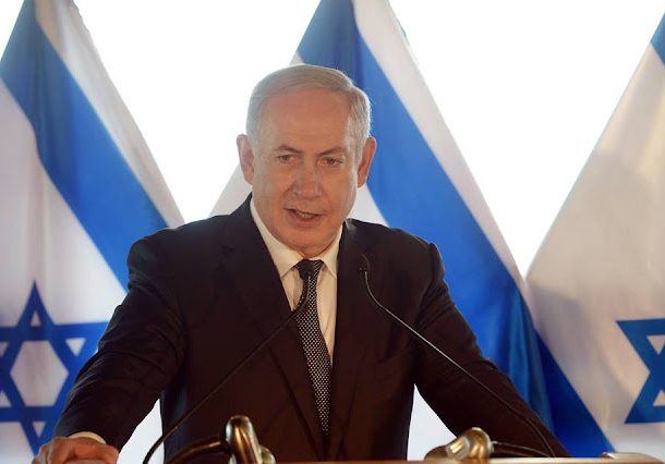 Radio Jai-El primer ministro Benjamin Netanyahu rechazó las críticas de muchos sectores, incluido el presidente de Estados Unidos, Joe Biden, de que no está haciendo lo suficiente para asegurar un acuerdo para liberar a los rehenes que permanecen cautivos en Gaza. Después de su discurso a la nación el lunes por la noche, se le preguntó a Netanyahu sobre las críticas que ha recibido y declaró: "Me preguntaron si no estoy haciendo lo suficiente [para] la liberación de los rehenes. Bueno, quiero dejar las cosas claras". Netanyahu se explayó sobre su historial de aceptación de acuerdos propuestos por Estados Unidos. "El 27 de abril, el secretario de Estado [estadounidense] Blinken dijo que 'Israel hizo una oferta extraordinariamente generosa para un acuerdo de rehenes'. El 31 de mayo, Israel aceptó una propuesta respaldada por Estados Unidos, pero Hamas se negó. El 16 de agosto, Israel accedió a lo que Estados Unidos definió como una "propuesta puente final". Hamás se negó una vez más. El 19 de agosto, el secretario Blinken dijo: "Israel aceptó la propuesta de Estados Unidos, ahora Hamas debe hacer lo mismo". El 28 de agosto, hace cinco días, el subdirector de la CIA dijo que "Israel muestra seriedad en las negociaciones, ahora Hamas debe mostrar la misma seriedad". "¿Qué ha cambiado en los últimos cinco días?", preguntó. "Una cosa: estos asesinos ejecutaron a seis de nuestros rehenes. Les dispararon en la nuca. Eso es lo que ha cambiado. Y ahora, después de esto, ¿se nos pide que mostremos seriedad? ¿Se nos pide que hagamos concesiones? ¿Qué mensaje envía esto a Hamás? Dice: '¡Maten a más rehenes, asesinen a más rehenes! ¡Obtendrás más concesiones!" "La presión internacional debe dirigirse a estos asesinos, a Hamas, no a Israel. Nosotros decimos que sí, ellos dicen que no todo el tiempo. Pero también asesinaron a estas personas, y ahora necesitamos la máxima presión sobre Hamás. "No creo que ni el presidente Biden ni nadie que se tome en serio el logro de la paz y la liberación [de los rehenes] le pida a Israel que haga estas concesiones. Ya los hemos hecho. Hamas tiene que hacer las concesiones", dijo Netanyahu