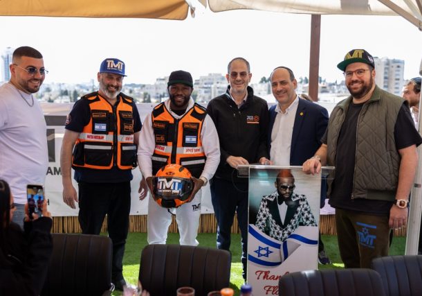 Radio Jai: La leyenda del boxeo Floyd Mayweather dona 1.000 chalecos antibalas y cascos a United Hatzalah