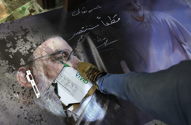 Radio Jai:Rebeldes atacan la embajada de Irán en Damasco y arrancan una pancarta de Nasrallah y Soleimani