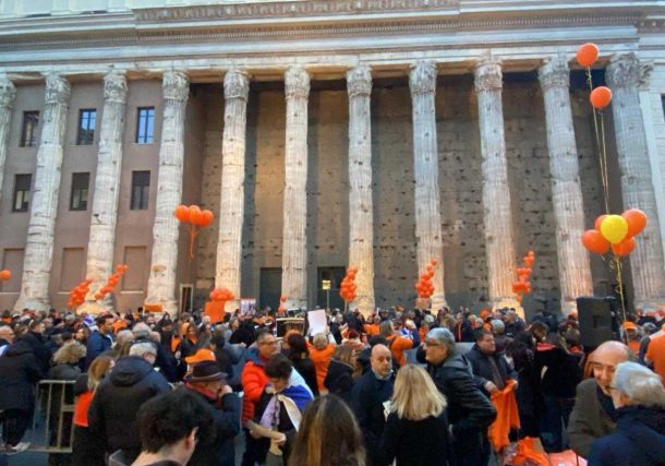 Radio Jai-En Piazza di Pietra la memoria de la familia Bibas