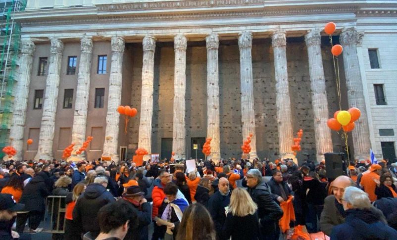 Radio Jai-En Piazza di Pietra la memoria de la familia Bibas