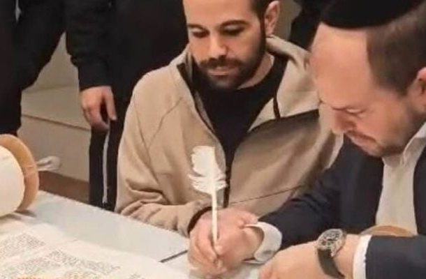 Radio Jai-Yarden Bibas completa la escritura de la Torá en memoria de su esposa e hijos