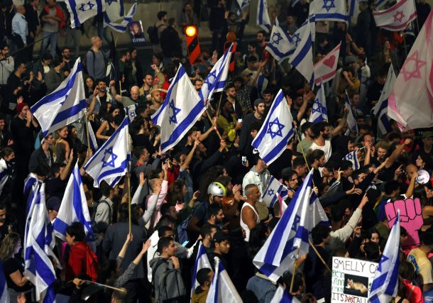 Radio Jai-Bajo fuego: la vida en Israel entre la guerra, la política y la incertidumbre - Roxana Levinson