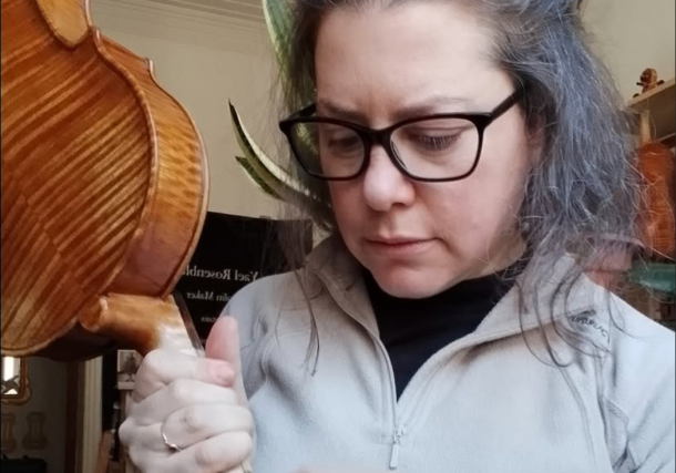 Radio Jai-La historia de Yael, una luthier israelí