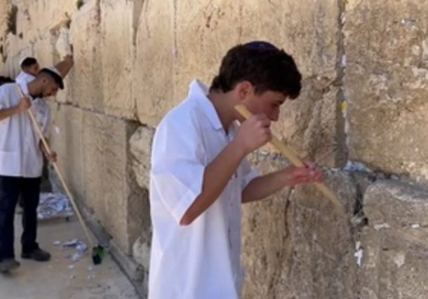Radio Jai-El Muro de los Lamentos fue despejado de miles de notas de visitantes antes de la Pascua judía