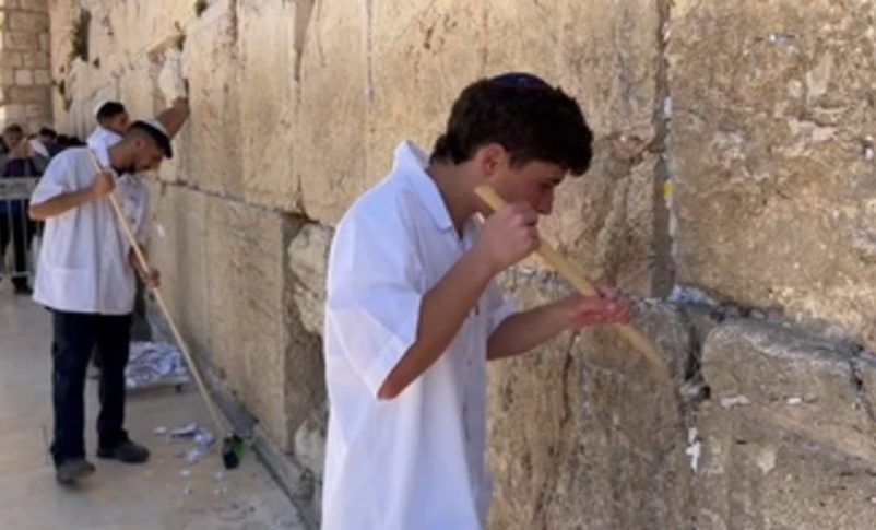 Radio Jai-El Muro de los Lamentos fue despejado de miles de notas de visitantes antes de la Pascua judía