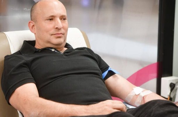 Radio Jai-El ex Primer Ministro Naftalí Bennett de 53 años fue sometido a un cateterismo