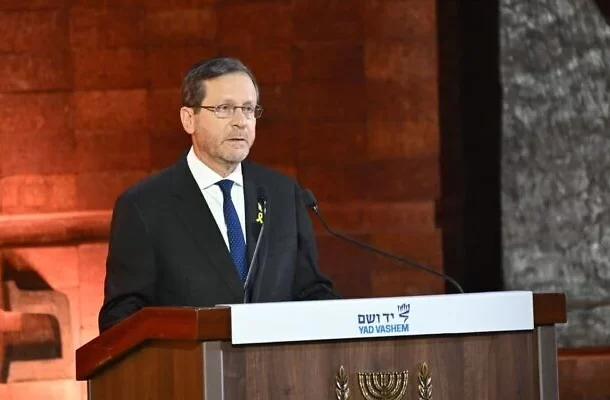 Radio Jai: Herzog en Yad Vashem: "La historia no perdonará a aquellos que destruyen a Israel desde dentro"