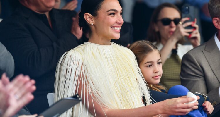 Radio Jai-Activistas pro-Hamas interrumpen el rodaje de la película de Gal Gadot, mientras su estrella de Hollywood es vandalizada