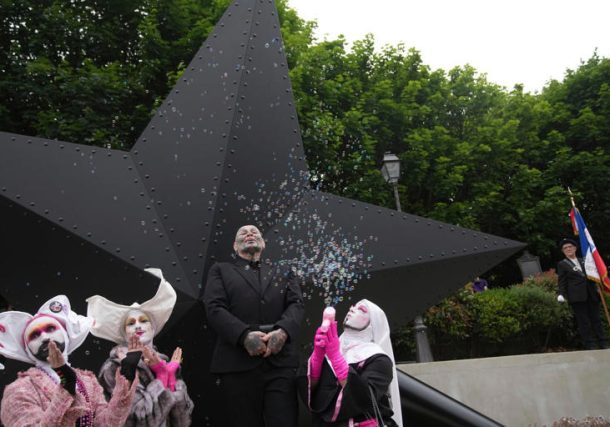 Radio Jai-París inaugura monumento en memoria de víctimas LGBTQ+ del régimen nazi