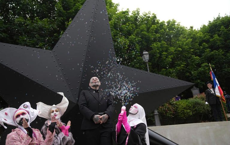 Radio Jai-París inaugura monumento en memoria de víctimas LGBTQ+ del régimen nazi