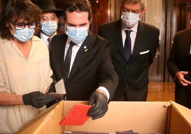 Radio Jai-Descubren centenares de pasaportes y fichas de afiliados al partido nazi de la Argentina