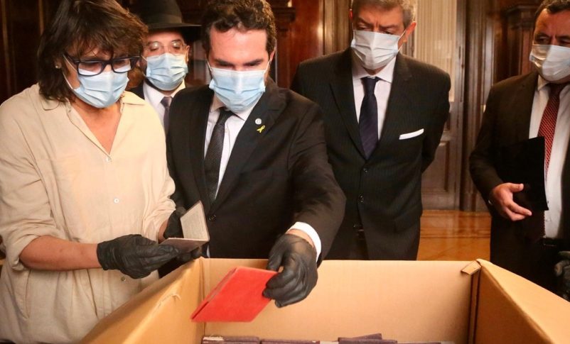 Radio Jai-Descubren centenares de pasaportes y fichas de afiliados al partido nazi de la Argentina