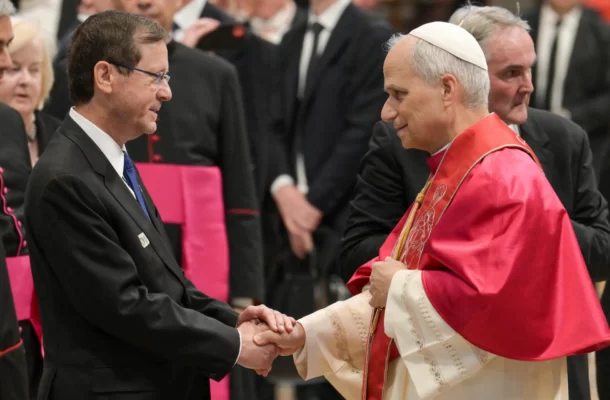 Radio jai:Herzog se detendrá en París para una breve reunión sobre los rehenes en el camino de regreso del Vaticano